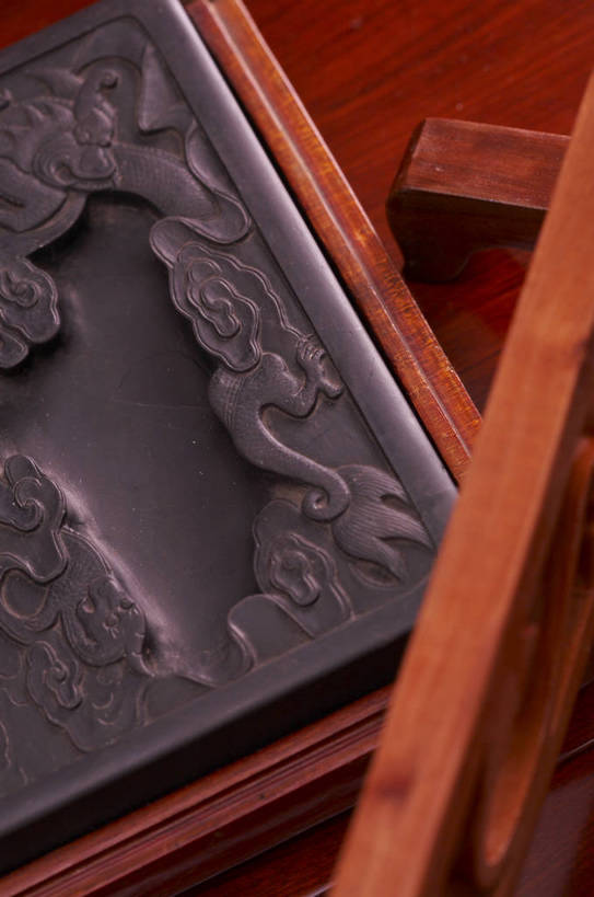 无人,摄影师,竖图,室内,白天,锻炼,运动,静物,中国,花纹,古老,艺术,笔,雕刻,毛笔,书法,图案,图片,纸,砚,文化,传统,木刻,东方,文具,休闲,安静,养生,墨,印章,平和,文房四宝,古朴,摄像师,简朴,体育,健身,bj174