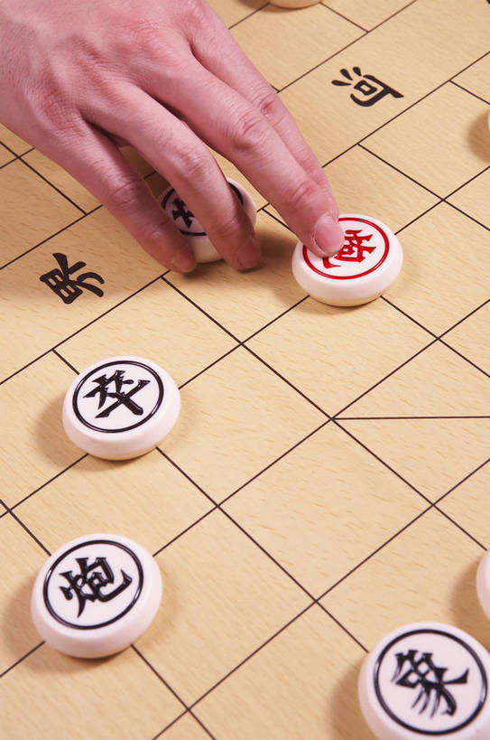 手,摄影师,竖图,俯视,室内,白天,静物,中国,古老,民俗,图片,灯光,历史,文化,传统,东方,民族,象棋,棋子,棋盘,安静,下棋,摄影,摄像师,幽静,高角度拍摄,bj174