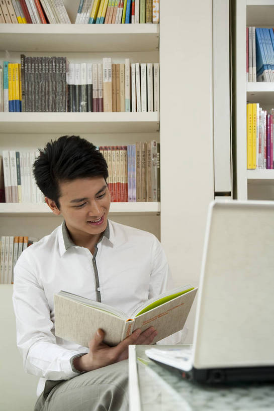 东方人,一个人,商店,书店,微笑,竖图,彩色,室内,白天,正面,购物,看书,时尚,阅读,快乐,纯洁,消费,电脑,商场,北京,中国,亚洲,仅一个人,图片,休闲装,书桌,顾客,笔记本,书柜,休闲,活力,可爱,乐趣,童年,童趣,浏览,摄影,生活方式,华贵,童真,烂漫,无邪,天真,男人,男性,年轻男性,亚洲人,中国人,年轻人,书,休闲活动,坐着,半身,愉快,购物中心,富丽堂皇,商业活动,bj174