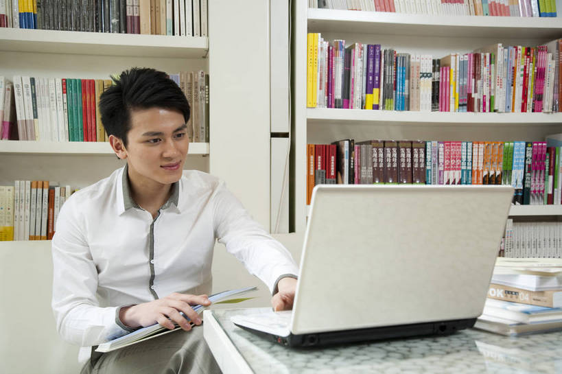 东方人,一个人,商店,书店,微笑,横图,彩色,室内,白天,正面,购物,看书,时尚,阅读,快乐,纯洁,消费,电脑,商场,北京,中国,亚洲,仅一个人,图片,休闲装,书桌,顾客,笔记本,书柜,休闲,活力,可爱,乐趣,童年,童趣,浏览,摄影,生活方式,华贵,童真,烂漫,无邪,上网,天真,男人,男性,年轻男性,亚洲人,中国人,年轻人,书,休闲活动,坐着,半身,愉快,购物中心,富丽堂皇,商业活动,bj174