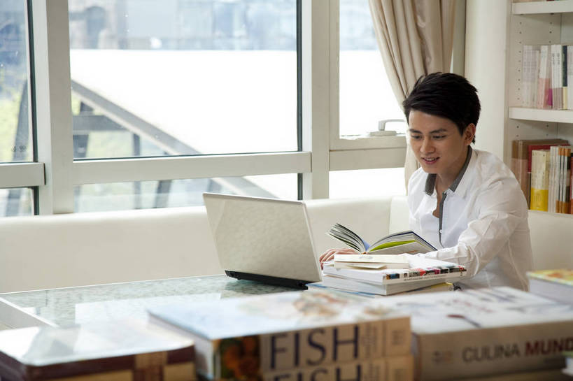 东方人,一个人,商店,书店,微笑,横图,彩色,室内,白天,侧面,购物,看书,时尚,阅读,快乐,纯洁,消费,电脑,商场,北京,中国,亚洲,仅一个人,图片,窗,休闲装,书桌,顾客,笔记本,书柜,休闲,活力,可爱,乐趣,童年,童趣,浏览,摄影,生活方式,华贵,童真,烂漫,无邪,上网,天真,男人,男性,年轻男性,亚洲人,中国人,年轻人,书,休闲活动,坐着,全身,愉快,购物中心,富丽堂皇,商业活动,bj174