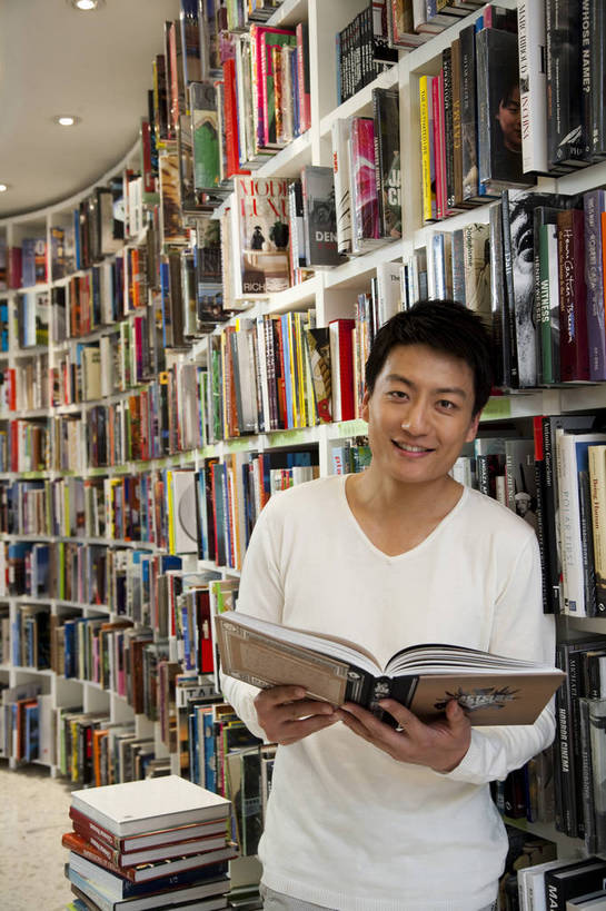 东方人,一个人,商店,书店,微笑,竖图,彩色,室内,白天,正面,购物,看书,时尚,阅读,快乐,纯洁,消费,商场,北京,中国,亚洲,仅一个人,图片,休闲装,顾客,书柜,站着,休闲,活力,可爱,乐趣,童年,童趣,浏览,摄影,生活方式,华贵,童真,烂漫,无邪,天真,男人,男性,年轻男性,亚洲人,中国人,年轻人,书,休闲活动,半身,愉快,购物中心,富丽堂皇,商业活动,bj174