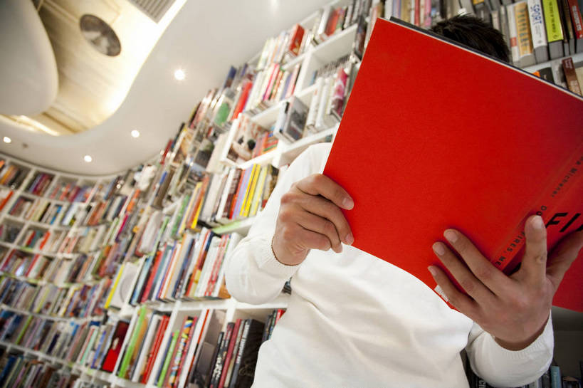 东方人,一个人,商店,书店,微笑,横图,彩色,室内,白天,正面,购物,看书,时尚,阅读,快乐,纯洁,消费,商场,北京,中国,亚洲,仅一个人,图片,休闲装,顾客,书柜,站着,休闲,活力,可爱,乐趣,童年,童趣,浏览,摄影,生活方式,华贵,童真,烂漫,无邪,天真,男人,男性,年轻男性,亚洲人,中国人,年轻人,书,休闲活动,半身,愉快,购物中心,富丽堂皇,商业活动,bj174