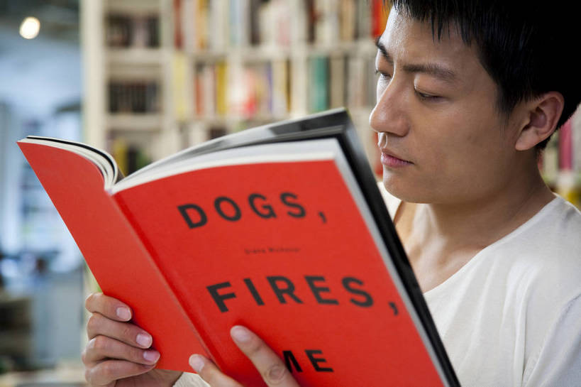 东方人,一个人,商店,书店,微笑,横图,彩色,室内,白天,侧面,购物,看书,时尚,阅读,快乐,纯洁,消费,商场,北京,中国,亚洲,仅一个人,图片,休闲装,顾客,书柜,站着,休闲,活力,可爱,乐趣,童年,童趣,浏览,摄影,生活方式,华贵,童真,烂漫,无邪,天真,男人,男性,年轻男性,亚洲人,中国人,年轻人,书,休闲活动,半身,愉快,购物中心,富丽堂皇,商业活动,bj174