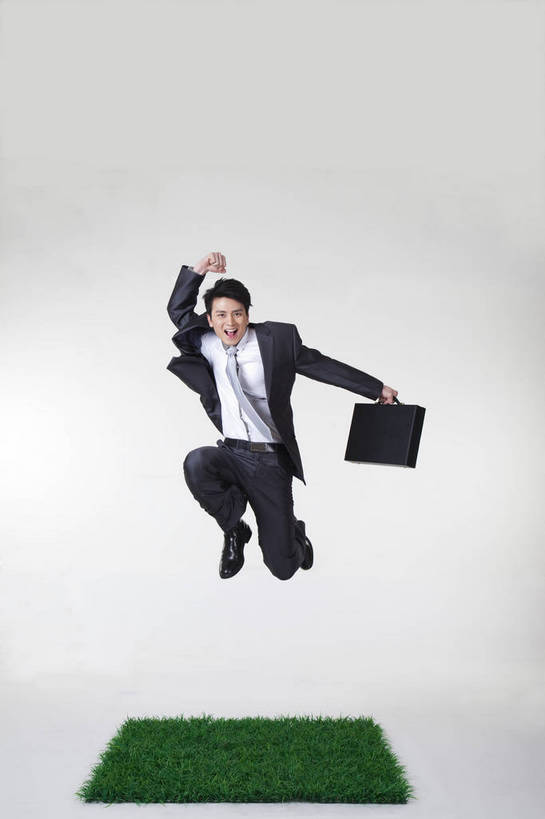 东方人,一个人,商务人士,办公室,站,微笑,竖图,彩色,室内,白天,白色背景,正面,西装,商务,时尚,快乐,纯洁,成功,信心,草地,草坪,北京,中国,亚洲,仅一个人,套装,正装,造型,工作,公文包,图片,领带,职业装,现代,职业,表情,活力,可爱,夸张,童年,童趣,自信,姿势,摄影,生活方式,文件包,场所,商务中心,童真,烂漫,无邪,天真,男人,男性,年轻男性,亚洲人,中国人,年轻人,白领,跳跃,全身,影棚拍摄,办公,bj174