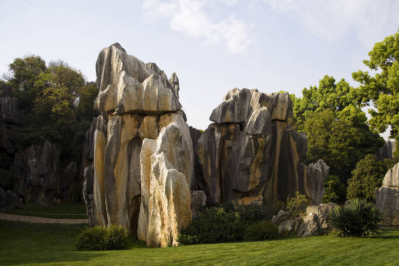 无人,横图,彩色,室外,白天,旅游,度假,草地,草坪,石头,名胜古迹,石林,标志建筑,地标,建筑,昆明,中国,亚洲,遗迹,石子,图片,巨石,古迹,文物,娱乐,建设,古建筑,云南,树木,享受,休闲,旅游胜地,放松,摄影,文明,中国文化,自然风光,昆明市,古文明,东亚,云南省,中华人民共和国,省会,西南地区,滇,自然遗产,石林县,石林彝族自治县,石块,岩石,旅行,云南石林地质公园,传统文化,bj174