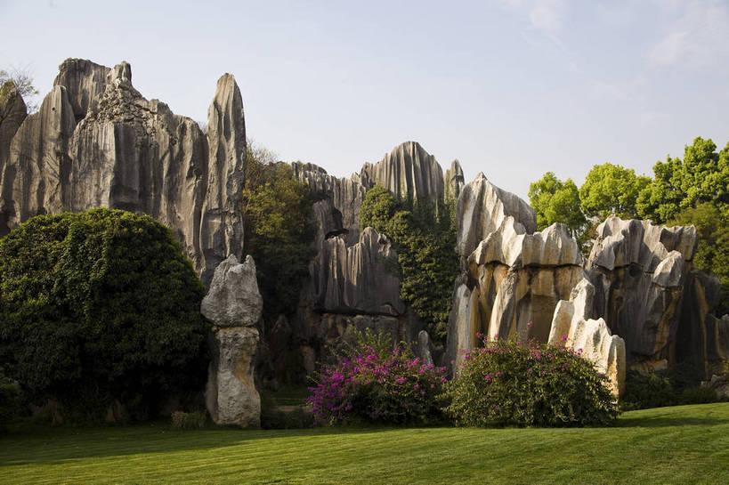 无人,横图,彩色,室外,白天,旅游,度假,草地,草坪,石头,名胜古迹,石林,标志建筑,地标,建筑,昆明,中国,亚洲,遗迹,石子,图片,巨石,古迹,文物,娱乐,建设,古建筑,云南,树木,享受,休闲,旅游胜地,放松,摄影,文明,中国文化,自然风光,昆明市,古文明,东亚,云南省,中华人民共和国,省会,西南地区,滇,自然遗产,石林县,石林彝族自治县,石块,岩石,旅行,云南石林地质公园,传统文化,bj174