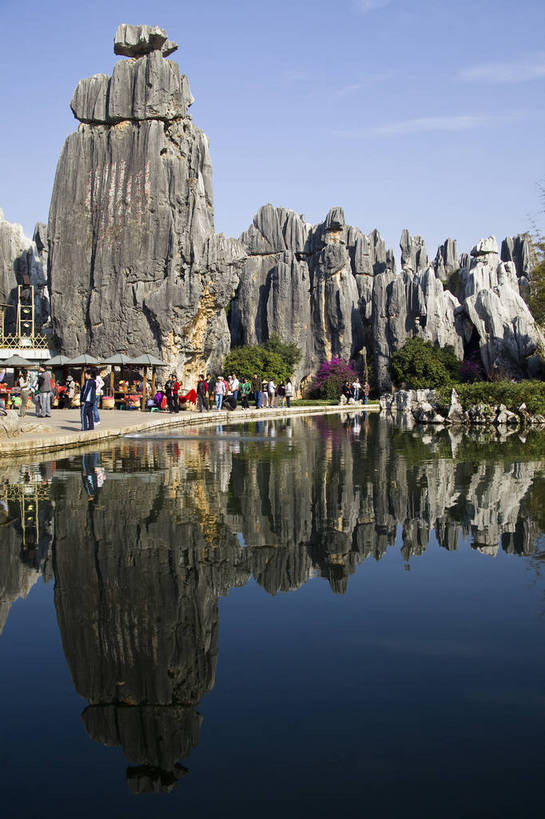 竖图,彩色,室外,白天,旅游,度假,湖,石头,名胜古迹,石林,标志建筑,地标,建筑,昆明,中国,亚洲,游人,遗迹,石子,图片,巨石,古迹,文物,娱乐,建设,古建筑,云南,树木,凉亭,湖水,享受,休闲,旅游胜地,放松,摄影,文明,中国文化,自然风光,昆明市,古文明,东亚,云南省,中华人民共和国,省会,西南地区,滇,自然遗产,石林县,石林彝族自治县,石块,岩石,旅行,云南石林地质公园,传统文化,bj174