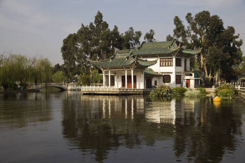 无人,横图,彩色,室外,白天,旅游,度假,湖,名胜古迹,标志建筑,城市,地标,建筑,昆明,中国,遗迹,图片,建筑群,古典,古迹,历史,文物,娱乐,建设,古建筑,云南,树木,古代,地标建筑,凉亭,享受,休闲,旅游胜地,放松,摄影,都市风光,文明,中国文化,古文明,滇池,古远,旅行,传统文化,大观楼,bj174