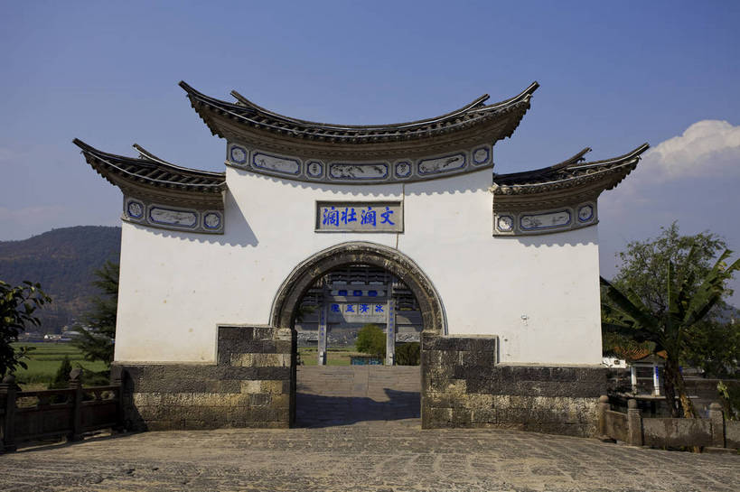 无人,横图,彩色,室外,白天,旅游,度假,美景,名胜古迹,标志建筑,城市,道路,地标,建筑,街道,路,公路,腾冲,中国,亚洲,遗迹,民俗,图片,景观,建筑群,牌楼,交通,古典,古迹,历史,文物,娱乐,建设,古建筑,云南,民居,古镇,古代,地标建筑,享受,休闲,旅游胜地,景色,放松,摄影,都市风光,文明,中国文化,古文明,东亚,云南省,中华人民共和国,西南地区,滇,保山,保山市,古远,马路,旅行,旧居,传统文化,门匾,和顺古镇,腾冲县,bj174