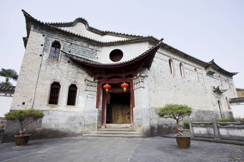 无人,横图,彩色,室外,白天,旅游,度假,美景,名胜古迹,标志建筑,城市,道路,地标,建筑,街道,路,公路,腾冲,中国,亚洲,遗迹,民俗,图片,景观,建筑群,牌楼,交通,古典,古迹,历史,文物,娱乐,建设,古建筑,云南,民居,古镇,古代,地标建筑,享受,休闲,旅游胜地,景色,放松,摄影,都市风光,文明,中国文化,古文明,东亚,云南省,中华人民共和国,西南地区,滇,保山,保山市,古远,马路,旅行,旧居,传统文化,飞檐,和顺古镇,腾冲县,bj174