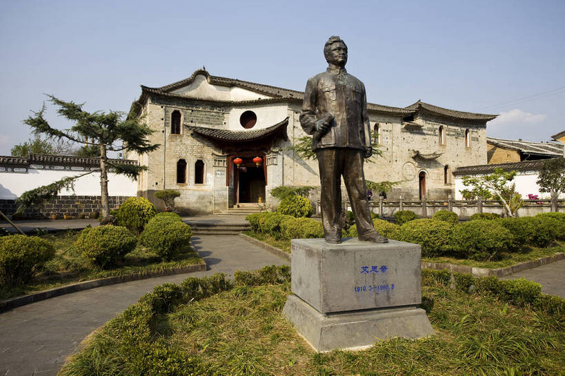 无人,横图,彩色,室外,白天,旅游,度假,草坪,美景,名胜古迹,标志建筑,城市,道路,地标,建筑,街道,路,公路,雕塑,腾冲,中国,亚洲,遗迹,民俗,雕像,塑像,图片,景观,建筑群,牌楼,交通,古典,古迹,历史,文物,娱乐,建设,古建筑,云南,民居,古镇,古代,地标建筑,享受,休闲,旅游胜地,景色,放松,摄影,都市风光,文明,中国文化,古文明,东亚,云南省,中华人民共和国,西南地区,滇,保山,保山市,教育家,哲学家,革命家,古远,马路,旅行,旧居,传统文化,飞檐,和顺古镇,腾冲县,艾思奇,李生萱,bj174