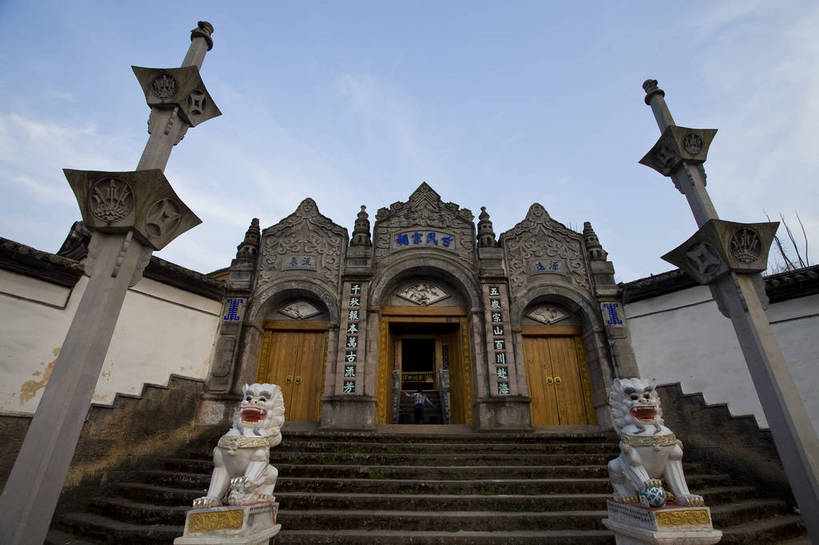 无人,横图,彩色,室外,白天,旅游,度假,美景,名胜古迹,标志建筑,城市,道路,地标,建筑,街道,路,公路,腾冲,中国,亚洲,遗迹,民俗,图片,景观,建筑群,牌楼,交通,古典,古迹,历史,文物,娱乐,建设,古建筑,云南,民居,古镇,古代,地标建筑,享受,休闲,旅游胜地,景色,放松,摄影,都市风光,文明,中国文化,古文明,东亚,云南省,中华人民共和国,西南地区,滇,保山,保山市,古远,马路,旅行,旧居,传统文化,门匾,和顺古镇,腾冲县,bj174