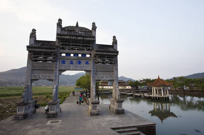 横图,彩色,室外,白天,旅游,度假,名胜古迹,标志建筑,城市,地标,建筑,腾冲,中国,亚洲,游人,遗迹,民俗,图片,建筑群,牌坊,牌楼,古典,古迹,历史,文物,娱乐,建设,古建筑,云南,民居,古镇,古代,地标建筑,凉亭,享受,休闲,旅游胜地,放松,摄影,都市风光,文明,中国文化,古文明,东亚,云南省,中华人民共和国,西南地区,滇,保山,保山市,古远,河,旅行,旧居,传统文化,浮桥,和顺古镇,腾冲县,bj174