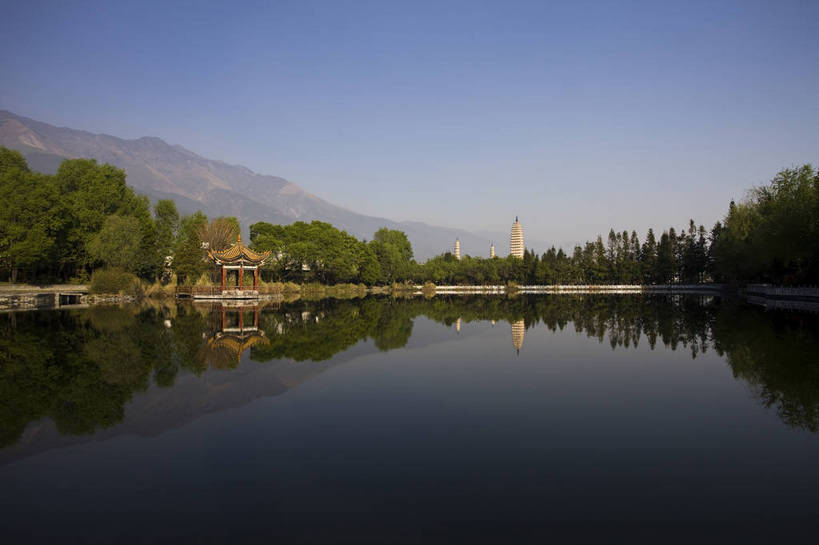 无人,寺庙,横图,彩色,室外,白天,旅游,度假,名胜古迹,标志建筑,城市,地标,建筑,大理,中国,亚洲,遗迹,民俗,图片,高塔,建筑群,塔,古典,古迹,历史,文物,娱乐,建设,古建筑,云南,古代,地标建筑,享受,休闲,旅游胜地,放松,摄影,宗教,祠堂,都市风光,文明,中国文化,古文明,东亚,云南省,中华人民共和国,西南地区,崇圣寺,崇圣寺三塔,滇,大理州,大理白族自治州,古远,旅行,传统文化,大理崇圣寺,大理三塔,三塔,云南崇圣寺三塔,bj174