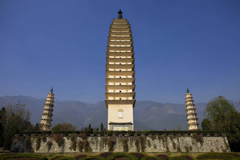 无人,寺庙,横图,彩色,室外,白天,旅游,度假,名胜古迹,标志建筑,城市,地标,建筑,大理,中国,亚洲,遗迹,民俗,图片,高塔,建筑群,塔,古典,古迹,历史,文物,娱乐,建设,古建筑,云南,古代,地标建筑,享受,休闲,旅游胜地,放松,摄影,宗教,祠堂,都市风光,文明,中国文化,古文明,东亚,云南省,中华人民共和国,西南地区,崇圣寺,崇圣寺三塔,滇,大理州,大理白族自治州,古远,旅行,传统文化,大理崇圣寺,大理三塔,三塔,云南崇圣寺三塔,bj174