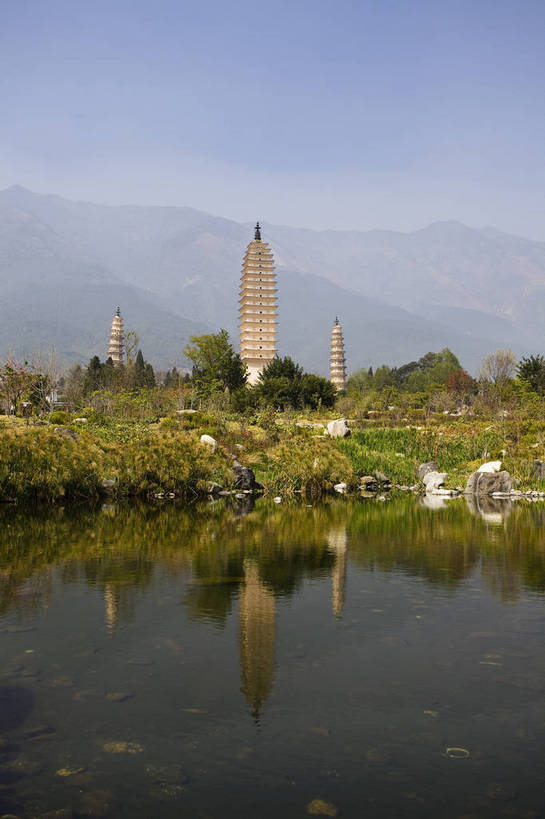 无人,寺庙,竖图,彩色,室外,白天,旅游,度假,湖,名胜古迹,标志建筑,城市,地标,建筑,大理,中国,亚洲,遗迹,民俗,图片,高塔,建筑群,塔,古典,古迹,历史,文物,娱乐,建设,古建筑,云南,古代,地标建筑,享受,休闲,旅游胜地,放松,摄影,宗教,祠堂,都市风光,文明,中国文化,古文明,东亚,云南省,中华人民共和国,西南地区,崇圣寺,崇圣寺三塔,滇,大理州,大理白族自治州,古远,旅行,传统文化,大理崇圣寺,大理三塔,三塔,云南崇圣寺三塔,bj174