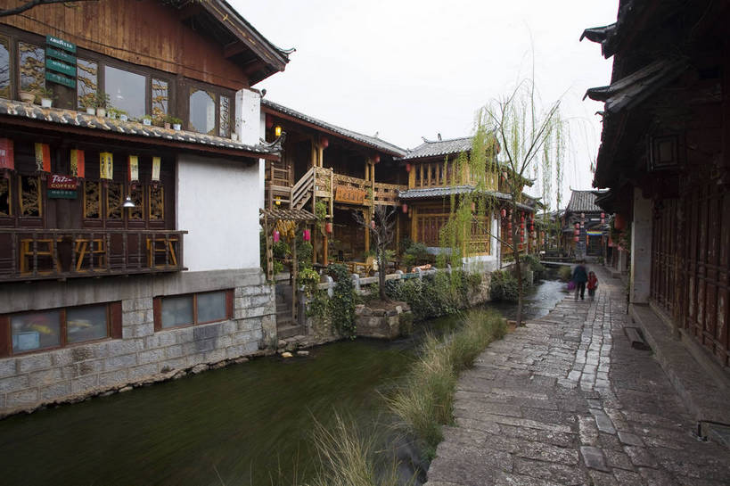 横图,彩色,室外,白天,旅游,度假,美景,名胜古迹,标志建筑,城市,道路,地标,建筑,街道,路,公路,丽江,中国,游人,遗迹,民俗,图片,景观,建筑群,交通,古典,古迹,历史,文物,娱乐,建设,古建筑,云南,民居,古镇,古代,地标建筑,享受,休闲,旅游胜地,景色,放松,摄影,都市风光,文明,中国文化,古文明,古远,河,马路,旅行,旧居,传统文化,bj174