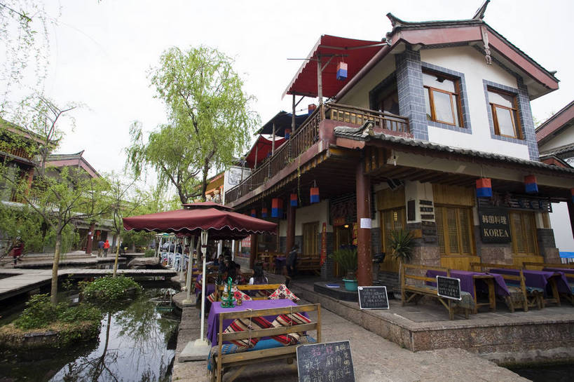 横图,彩色,室外,白天,旅游,度假,名胜古迹,标志建筑,城市,地标,建筑,丽江,中国,遗迹,民俗,图片,建筑群,古典,古迹,历史,文物,娱乐,建设,古建筑,商业街,云南,民居,古镇,古代,地标建筑,享受,休闲,旅游胜地,放松,摄影,都市风光,文明,中国文化,古文明,古远,旅行,居住区,传统文化,束河古镇,bj174