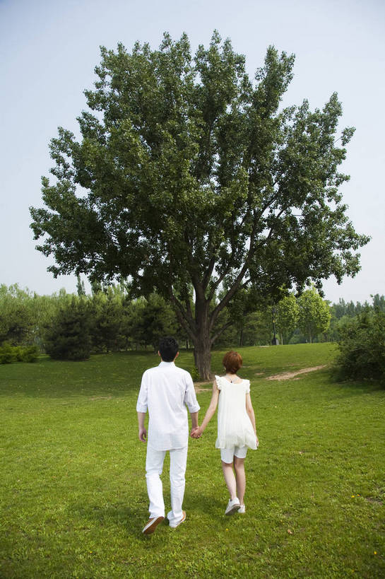 东方人,成年人,两个人,公园,走,竖图,彩色,室外,白天,爱情,度假,时尚,快乐,幸福,纯洁,草地,草坪,树林,图片,休闲装,树,背面,自然,郊游,休闲,健康,放松,活力,可爱,乐趣,美女,亲密,童年,童趣,摄影,生活方式,轻松,户外活动,童真,烂漫,无邪,天真,男人,男性,年轻男性,年轻女性,女人,女性,亚洲人,中国人,年轻人,情侣,休闲活动,手拉手,全身,bj174