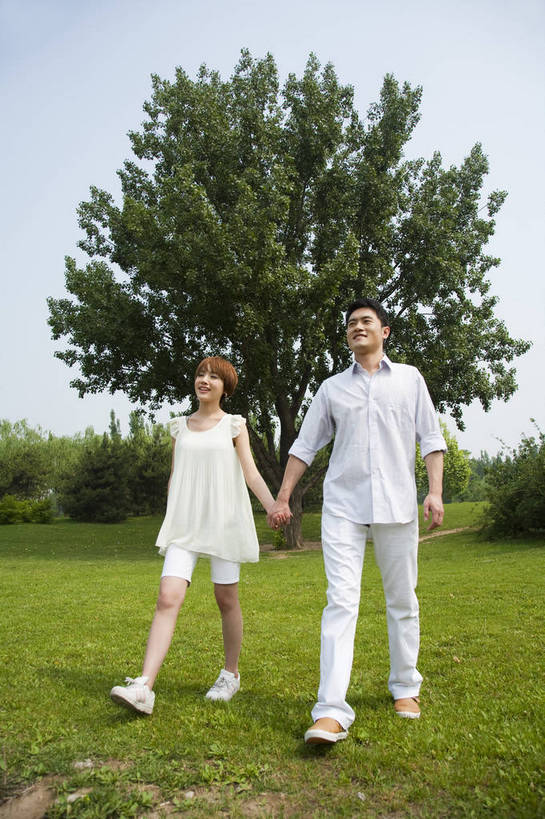 东方人,成年人,两个人,公园,走,笑,竖图,彩色,室外,白天,正面,爱情,度假,时尚,快乐,幸福,纯洁,草地,草坪,树林,图片,休闲装,树,自然,郊游,休闲,健康,放松,活力,可爱,乐趣,美女,亲密,童年,童趣,摄影,生活方式,轻松,户外活动,童真,烂漫,无邪,天真,男人,男性,年轻男性,年轻女性,女人,女性,亚洲人,中国人,年轻人,情侣,休闲活动,手拉手,全身,bj174