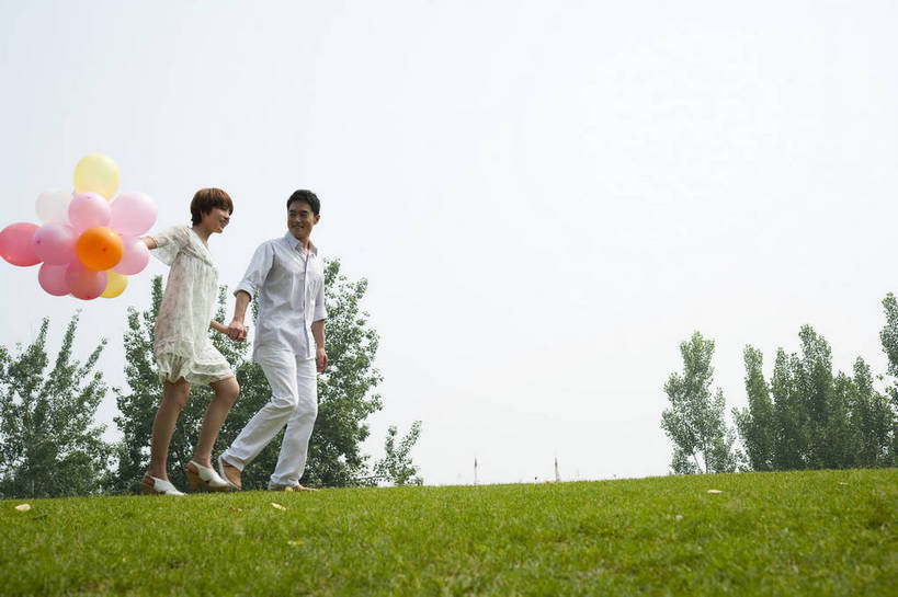 东方人,成年人,两个人,公园,走,微笑,横图,彩色,室外,白天,侧面,爱情,度假,时尚,快乐,幸福,纯洁,草地,草坪,树林,图片,休闲装,娱乐,树,自然,气球,郊游,休闲,健康,放松,活力,可爱,乐趣,美女,亲密,童年,童趣,摄影,生活方式,轻松,户外活动,童真,烂漫,无邪,天真,男人,男性,年轻男性,年轻女性,女人,女性,亚洲人,中国人,年轻人,情侣,休闲活动,手拉手,全身,bj174