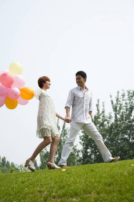 东方人,成年人,两个人,公园,走,笑,竖图,彩色,室外,白天,侧面,爱情,度假,时尚,快乐,幸福,纯洁,草地,草坪,树林,图片,休闲装,娱乐,树,自然,气球,郊游,休闲,健康,放松,活力,可爱,乐趣,美女,亲密,童年,童趣,摄影,生活方式,轻松,户外活动,童真,烂漫,无邪,天真,男人,男性,年轻男性,年轻女性,女人,女性,亚洲人,中国人,年轻人,情侣,休闲活动,手拉手,全身,bj174