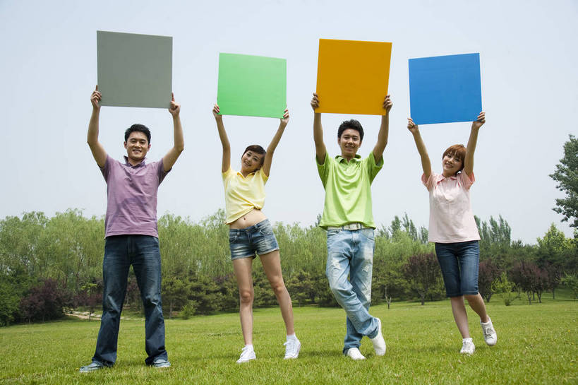 东方人,成年人,伙伴,公园,笑,横图,彩色,室外,白天,正面,度假,时尚,快乐,友谊,幸福,纯洁,合作,团队,草地,草坪,树林,一排,图片,许多人,休闲装,树,自然,彩纸,站着,一群人,郊游,休闲,健康,放松,活力,可爱,乐趣,美女,童年,童趣,摄影,生活方式,轻松,同伴,户外活动,童真,烂漫,无邪,天真,友情,男人,男性,年轻男性,年轻女性,女人,女性,亚洲人,中国人,年轻人,休闲活动,举起,全身,愉快,bj174