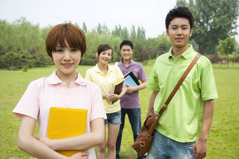 东方人,成年人,伙伴,公园,笑,横图,彩色,室外,白天,正面,度假,时尚,快乐,友谊,幸福,纯洁,合作,团队,草地,草坪,树林,图片,文件,许多人,休闲装,树,排列,自然,站着,一群人,郊游,休闲,健康,放松,活力,可爱,乐趣,美女,童年,童趣,摄影,生活方式,轻松,同伴,户外活动,童真,烂漫,无邪,天真,友情,男人,男性,年轻男性,年轻女性,女人,女性,亚洲人,中国人,年轻人,休闲活动,半身,愉快,bj174