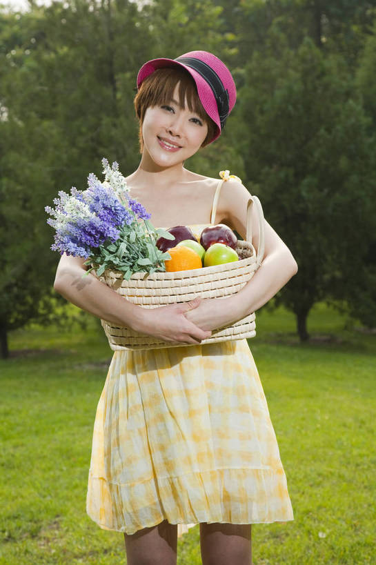 东方人,成年人,一个人,公园,笑,竖图,彩色,室外,白天,正面,度假,时尚,快乐,幸福,纯洁,采摘,草地,草坪,树林,苹果,水果,连衣裙,草帽,图片,野花,休闲装,树,自然,竹筐,站着,郊游,休闲,健康,放松,活力,可爱,乐趣,美女,童年,童趣,摄影,生活方式,轻松,户外活动,童真,烂漫,无邪,天真,年轻女性,女人,女性,亚洲人,中国人,年轻人,休闲活动,橘子,半身,愉快,bj174