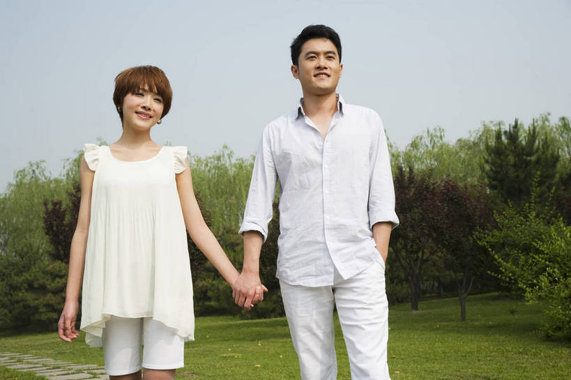 东方人,成年人,两个人,公园,走,笑,横图,彩色,室外,白天,正面,爱情,度假,时尚,快乐,幸福,纯洁,草地,草坪,树林,漫步,图片,小路,休闲装,树,自然,郊游,休闲,健康,放松,活力,可爱,乐趣,美女,亲密,童年,童趣,摄影,生活方式,轻松,户外活动,童真,烂漫,无邪,天真,男人,男性,年轻男性,年轻女性,女人,女性,亚洲人,中国人,年轻人,情侣,休闲活动,手拉手,半身,bj174