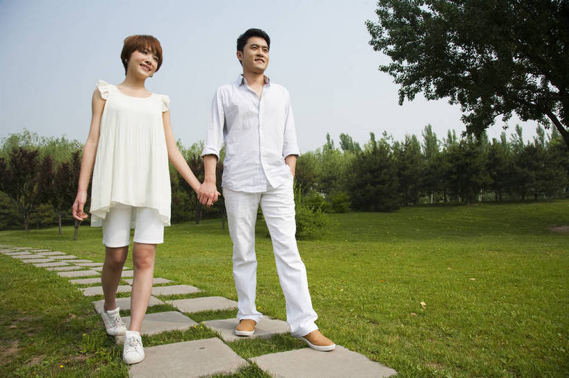 东方人,成年人,两个人,公园,走,笑,横图,彩色,室外,白天,正面,爱情,度假,时尚,快乐,幸福,纯洁,草地,草坪,树林,漫步,图片,小路,休闲装,树,自然,郊游,休闲,健康,放松,活力,可爱,乐趣,美女,亲密,童年,童趣,摄影,生活方式,轻松,户外活动,童真,烂漫,无邪,天真,男人,男性,年轻男性,年轻女性,女人,女性,亚洲人,中国人,年轻人,情侣,休闲活动,手拉手,全身,bj174