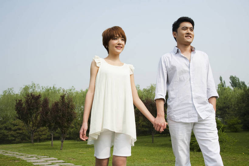 东方人,成年人,两个人,公园,走,笑,横图,彩色,室外,白天,正面,爱情,度假,时尚,快乐,幸福,纯洁,草地,草坪,树林,漫步,图片,小路,休闲装,树,自然,郊游,休闲,健康,放松,活力,可爱,乐趣,美女,亲密,童年,童趣,摄影,生活方式,轻松,户外活动,童真,烂漫,无邪,天真,男人,男性,年轻男性,年轻女性,女人,女性,亚洲人,中国人,年轻人,情侣,休闲活动,手拉手,半身,bj174