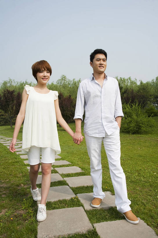 东方人,成年人,两个人,公园,走,笑,竖图,彩色,室外,白天,正面,爱情,度假,时尚,快乐,幸福,纯洁,草地,草坪,树林,漫步,图片,小路,休闲装,树,自然,郊游,休闲,健康,放松,活力,可爱,乐趣,美女,亲密,童年,童趣,摄影,生活方式,轻松,户外活动,童真,烂漫,无邪,天真,男人,男性,年轻男性,年轻女性,女人,女性,亚洲人,中国人,年轻人,情侣,休闲活动,手拉手,全身,bj174