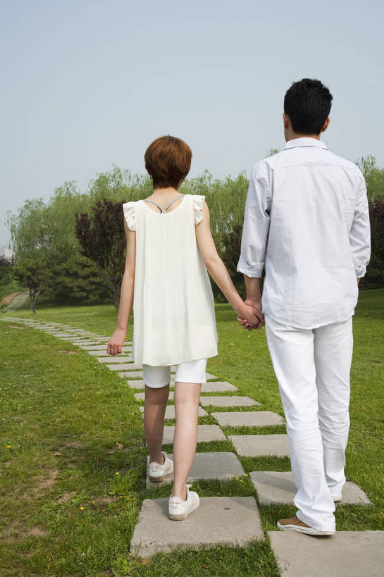 东方人,成年人,两个人,公园,走,竖图,彩色,室外,白天,爱情,度假,时尚,快乐,幸福,纯洁,草地,草坪,树林,漫步,图片,小路,休闲装,树,背面,自然,郊游,休闲,健康,放松,活力,可爱,乐趣,美女,亲密,童年,童趣,摄影,生活方式,轻松,户外活动,童真,烂漫,无邪,天真,男人,男性,年轻男性,年轻女性,女人,女性,亚洲人,中国人,年轻人,情侣,休闲活动,手拉手,全身,bj174