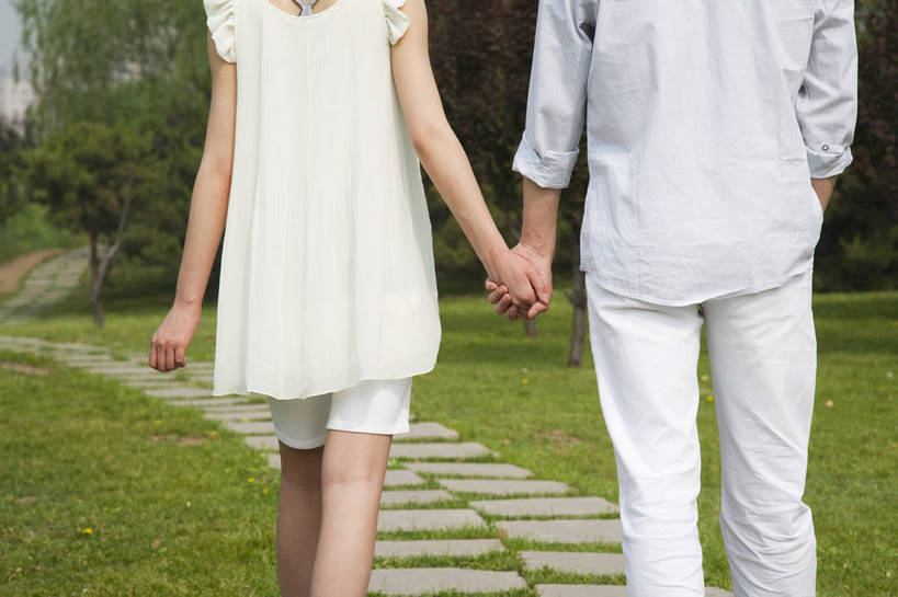 东方人,成年人,两个人,公园,走,横图,彩色,室外,白天,爱情,度假,时尚,快乐,幸福,纯洁,草地,草坪,树林,漫步,图片,小路,休闲装,树,背面,自然,郊游,休闲,健康,放松,活力,可爱,乐趣,美女,亲密,童年,童趣,摄影,生活方式,轻松,户外活动,童真,烂漫,无邪,天真,男人,男性,年轻男性,年轻女性,女人,女性,亚洲人,中国人,年轻人,情侣,休闲活动,手拉手,半身,bj174