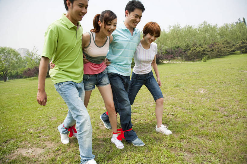 东方人,成年人,伙伴,公园,走,微笑,横图,彩色,室外,白天,侧面,度假,时尚,快乐,友谊,幸福,纯洁,合作,团队,草地,草坪,树林,图片,许多人,相拥,休闲装,树,自然,倚靠,一群人,郊游,休闲,健康,放松,活力,可爱,乐趣,美女,童年,童趣,摄影,生活方式,轻松,同伴,户外活动,童真,烂漫,无邪,天真,友情,男人,男性,年轻男性,年轻女性,女人,女性,亚洲人,中国人,年轻人,休闲活动,全身,bj174