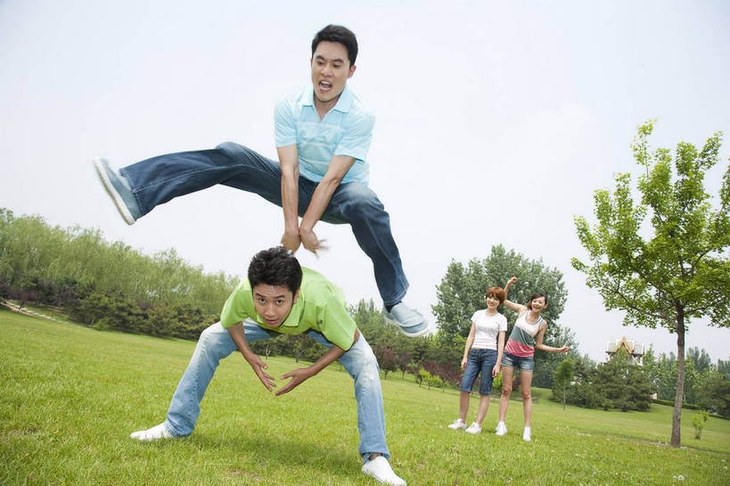 东方人,成年人,伙伴,公园,笑,横图,彩色,室外,白天,正面,度假,时尚,快乐,友谊,幸福,纯洁,运动,合作,团队,草地,草坪,树林,图片,许多人,休闲装,树,自然,加油,站着,一群人,郊游,休闲,健康,放松,活力,可爱,乐趣,美女,童年,童趣,摄影,生活方式,轻松,同伴,飞跃,户外活动,童真,烂漫,无邪,跳马,天真,友情,男人,男性,年轻男性,年轻女性,女人,女性,亚洲人,中国人,年轻人,休闲活动,蹲着,全身,bj174
