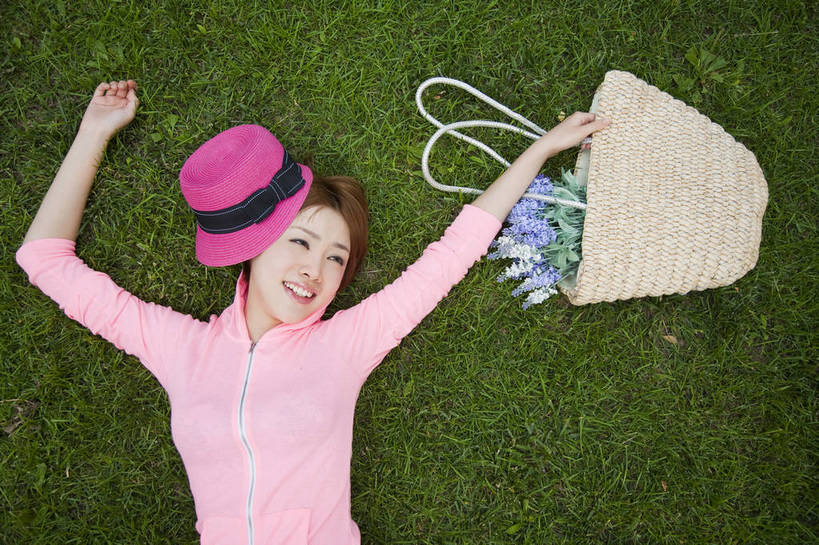 东方人,成年人,一个人,公园,微笑,横图,俯视,彩色,室外,白天,度假,时尚,快乐,幸福,纯洁,草地,草坪,造型,草帽,图片,野花,休闲装,自然,郊游,享受,休息,休闲,健康,放松,活力,可爱,乐趣,美女,童年,童趣,摄影,生活方式,轻松,户外活动,编织袋,童真,烂漫,无邪,天真,年轻女性,女人,女性,亚洲人,中国人,年轻人,休闲活动,躺着,半身,高角度拍摄,bj174