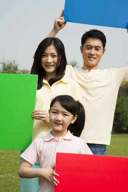 东方人,儿童,成年人,三个人,家庭,父母,母亲,父亲,女儿,公园,笑,竖图,彩色,室外,白天,正面,度假,时尚,快乐,幸福,纯洁,草地,草坪,树林,图片,休闲装,树,小孩,小女孩,自然,彩纸,站着,郊游,休闲,健康,温暖,温馨,父女,母女,三口之家,一家人,放松,活力,可爱,乐趣,亲密,童年,童趣,摄影,生活方式,和睦,轻松,卡纸,户外活动,童真,烂漫,无邪,天真,男人,男性,年轻男性,年轻女性,女人,女性,亚洲人,中国人,孩子,年轻人,休闲活动,举着,半身,爱,融洽,bj174