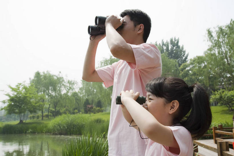 东方人,儿童,成年人,两个人,家庭,父亲,女儿,公园,横图,彩色,室外,白天,侧面,度假,时尚,快乐,幸福,纯洁,树林,眺望,图片,望远镜,休闲装,小孩,小女孩,自然,站着,郊游,休闲,健康,温馨,父女,放松,活力,可爱,乐趣,亲密,童年,童趣,摄影,生活方式,轻松,户外活动,童真,烂漫,无邪,天真,男人,男性,年轻男性,亚洲人,中国人,孩子,年轻人,休闲活动,半身,爱,bj174