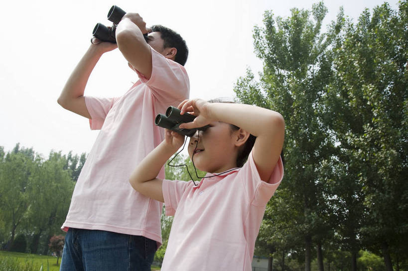 东方人,儿童,成年人,两个人,家庭,父亲,女儿,公园,横图,彩色,室外,白天,侧面,度假,时尚,快乐,幸福,纯洁,树林,眺望,图片,望远镜,休闲装,小孩,小女孩,自然,站着,郊游,休闲,健康,温馨,父女,放松,活力,可爱,乐趣,亲密,童年,童趣,摄影,生活方式,轻松,户外活动,童真,烂漫,无邪,天真,男人,男性,年轻男性,亚洲人,中国人,孩子,年轻人,休闲活动,半身,爱,bj174