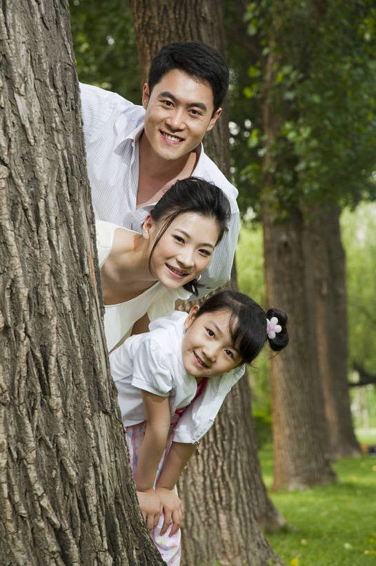 东方人,儿童,成年人,三个人,家庭,父母,母亲,父亲,女儿,公园,微笑,竖图,彩色,室外,白天,侧面,度假,时尚,快乐,幸福,纯洁,草地,草坪,树林,图片,休闲装,树,树干,小孩,小女孩,自然,探头,站着,郊游,休息,休闲,健康,温暖,温馨,父女,母女,三口之家,一家人,放松,活力,可爱,乐趣,亲密,童年,童趣,摄影,生活方式,和睦,轻松,户外活动,童真,烂漫,无邪,天真,男人,男性,年轻男性,年轻女性,女人,女性,亚洲人,中国人,孩子,年轻人,休闲活动,全身,爱,融洽,bj174