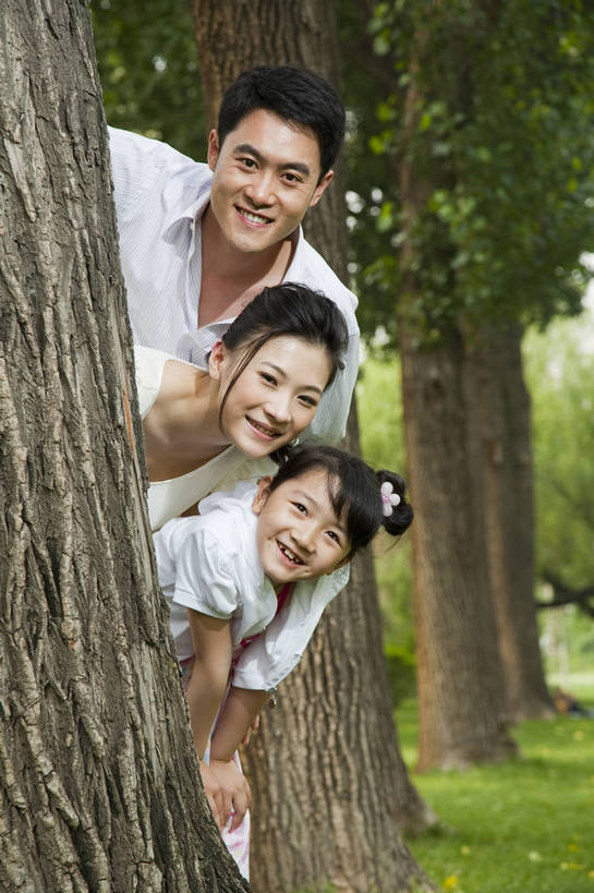 东方人,儿童,成年人,三个人,家庭,父母,母亲,父亲,女儿,公园,微笑,竖图,彩色,室外,白天,侧面,度假,时尚,快乐,幸福,纯洁,草地,草坪,树林,图片,休闲装,树,树干,小孩,小女孩,自然,探头,站着,郊游,休息,休闲,健康,温暖,温馨,父女,母女,三口之家,一家人,放松,活力,可爱,乐趣,亲密,童年,童趣,摄影,生活方式,和睦,轻松,户外活动,童真,烂漫,无邪,天真,男人,男性,年轻男性,年轻女性,女人,女性,亚洲人,中国人,孩子,年轻人,休闲活动,全身,爱,融洽,bj174