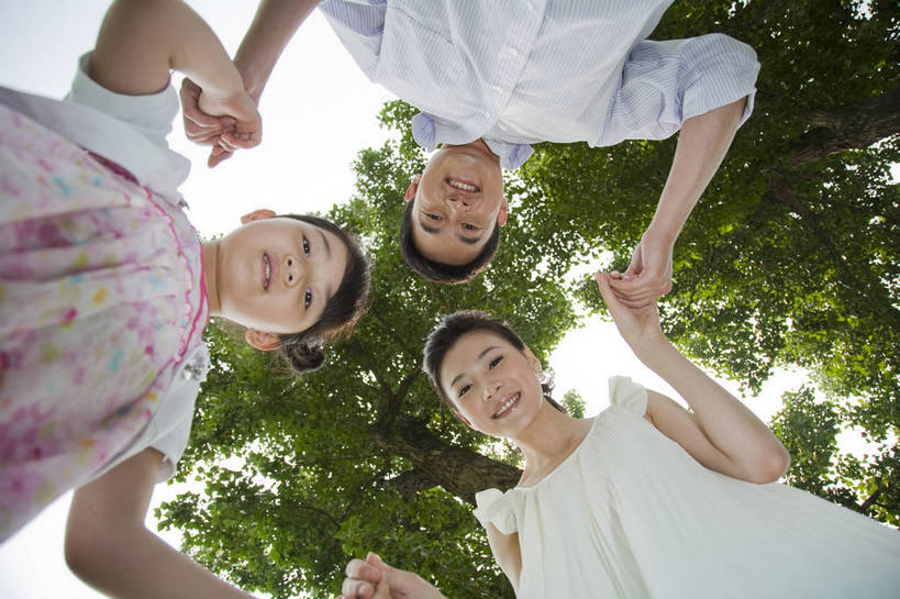 东方人,儿童,成年人,三个人,家庭,父母,母亲,父亲,女儿,公园,微笑,横图,彩色,室外,白天,仰视,度假,时尚,快乐,幸福,纯洁,树林,图片,圆圈,休闲装,树,小孩,小女孩,自然,站着,郊游,休息,休闲,健康,温暖,温馨,父女,母女,三口之家,一家人,放松,活力,可爱,乐趣,亲密,童年,童趣,摄影,生活方式,和睦,轻松,围着,户外活动,童真,烂漫,无邪,天真,男人,男性,年轻男性,年轻女性,女人,女性,亚洲人,中国人,孩子,年轻人,休闲活动,拉手,半身,低角度拍摄,爱,融洽,bj174