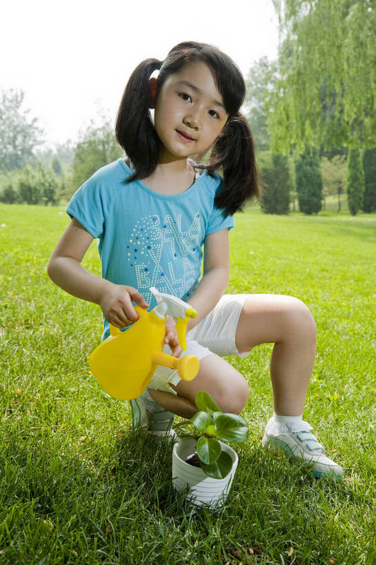 东方人,儿童,一个人,公园,微笑,竖图,彩色,室外,白天,正面,度假,时尚,快乐,幸福,纯洁,草地,草坪,树林,花盆,图片,休闲装,浇花,浇水,小孩,小女孩,自然,郊游,休闲,健康,放松,活力,可爱,乐趣,童年,童趣,摄影,生活方式,轻松,户外活动,童真,烂漫,无邪,天真,女人,女性,亚洲人,中国人,孩子,休闲活动,蹲着,全身,bj174