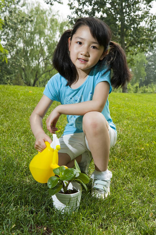 东方人,儿童,一个人,公园,微笑,竖图,彩色,室外,白天,正面,度假,时尚,快乐,幸福,纯洁,草地,草坪,树林,花盆,图片,休闲装,浇花,浇水,小孩,小女孩,自然,郊游,休闲,健康,放松,活力,可爱,乐趣,童年,童趣,摄影,生活方式,轻松,户外活动,童真,烂漫,无邪,天真,女人,女性,亚洲人,中国人,孩子,休闲活动,蹲着,全身,bj174