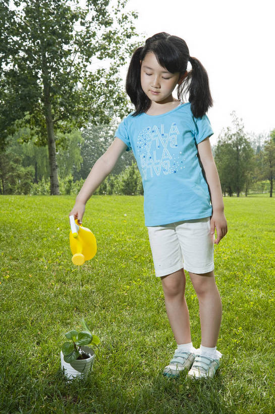 东方人,儿童,一个人,公园,微笑,竖图,彩色,室外,白天,正面,度假,时尚,快乐,幸福,纯洁,草地,草坪,树林,花盆,图片,休闲装,浇花,浇水,小孩,小女孩,自然,站着,郊游,休闲,健康,放松,活力,可爱,乐趣,童年,童趣,摄影,生活方式,轻松,户外活动,童真,烂漫,无邪,天真,女人,女性,亚洲人,中国人,孩子,休闲活动,全身,bj174