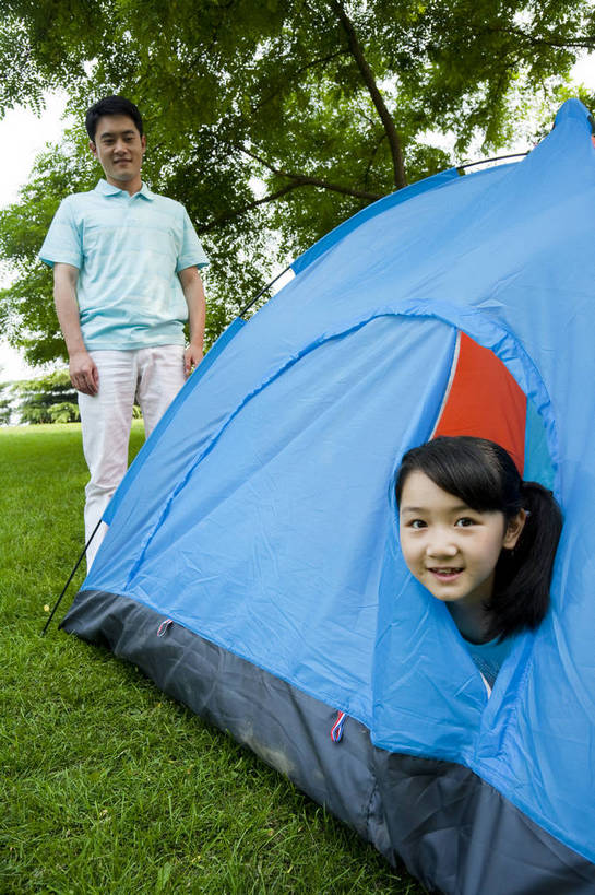 东方人,儿童,成年人,两个人,家庭,父亲,女儿,公园,微笑,竖图,彩色,室外,白天,正面,度假,时尚,快乐,幸福,纯洁,草地,草坪,树林,图片,帐篷,休闲装,小孩,小女孩,自然,探头,站着,郊游,休息,休闲,健康,温馨,父女,放松,活力,可爱,乐趣,亲密,童年,童趣,摄影,生活方式,轻松,户外活动,童真,烂漫,无邪,宿营,天真,男人,男性,年轻男性,亚洲人,中国人,孩子,年轻人,休闲活动,坐着,全身,爱,bj174