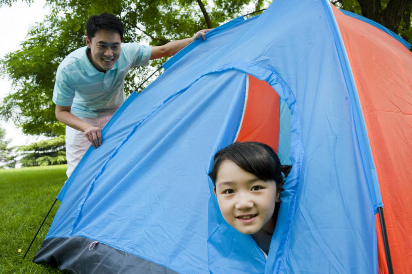 东方人,儿童,成年人,两个人,家庭,父亲,女儿,公园,微笑,横图,彩色,室外,白天,正面,度假,时尚,快乐,幸福,纯洁,草地,草坪,树林,图片,帐篷,休闲装,小孩,小女孩,自然,探头,站着,郊游,休息,休闲,健康,温馨,父女,放松,活力,可爱,乐趣,亲密,童年,童趣,摄影,生活方式,轻松,户外活动,童真,烂漫,无邪,宿营,天真,男人,男性,年轻男性,亚洲人,中国人,孩子,年轻人,休闲活动,坐着,半身,爱,bj174